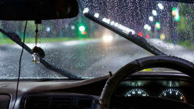 Tips Mengendarai Mobil Saat Musim Hujan dan Banjir